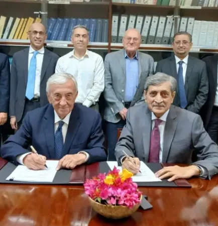 dirigenti-firmano-contratto
