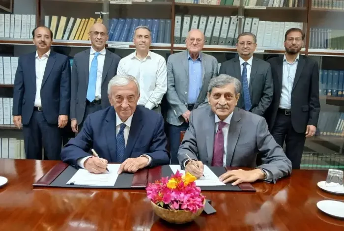 dirigenti-firmano-contratto