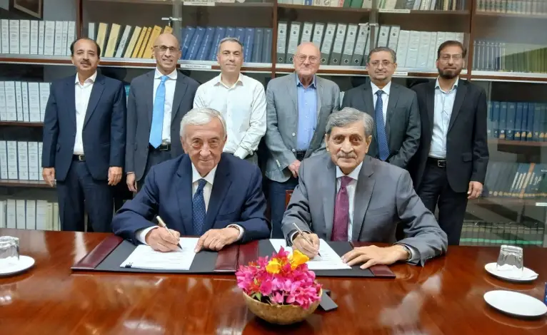 dirigenti-firmano-contratto